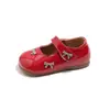 Nova Coleção Primavera/Outono 2026 Sapatos de Couro Infantis Vermelhos Estilosos Versáteis Sapatos de Princesa para Meninas Sapatos Individuais de Solado Macio para Bebês Leves