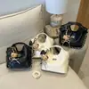 Bolsa de Ombro Versátil Nova Moda Transfronteiriça com Toque de Luxo, Bolsa Saco Retrô para o Dia a Dia, Bolsa de Mão Acolchoada Simples Casual