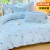 Juego de Cama de Leche Gruesa para Otoño e Invierno de Cuatro Piezas Funda de Edredón de Coral Fale Ropa de Cama con Terciopelo Adicional Juego de Sábanas para Dormitorio de Tres Piezas