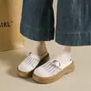 Novas Chinelos Tecidos Fechados de Dedo Verão 2026 para Uso Externo, Sandálias Macias de Couro Slip-On com Solado Grosso Vazado