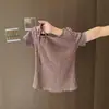 Camiseta Feminina Listrada Retrô Americana com Ombro Caído e Manga Curta Verão 2025 Nova Slim Fit Doce Sexy Off-Shoulder