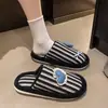 Pantuflas mullidas a rayas de moda para mujer, nueva colección otoño/invierno 2026, adecuadas para usar en interiores y exteriores, cálidas, antideslizantes y con adorables diseños de dibujos animados