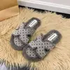Chinelos de pele fofos estilo preguiçoso para mulheres 2026 Outono/Inverno chinelos quentes de uma tira par com saias uso externo chinelos de pele versáteis