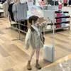 Conjunto de outfit de primavera para niñas: Chamarra de béisbol estilo americano con bloques de color de letras, chaqueta estilo británico, falda plisada, falda corta, elegante