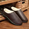 Novos Sapatos de Algodão Masculinos de Inverno para Casa Sapatos de Interior Quentes com Plus Veludo Confortáveis Chinelos de Algodão Antiderrapantes Sola Macia Superfície de Couro Impermeável Sapatos Masculinos