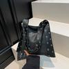 Bolso de Mujer Transfronterizo 2025 Otoño e Invierno Nuevo Remache Metálico Un Hombro Casual Bolso Sobaco Trabajo Desplazamiento Bolso Tote