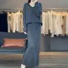 Outono/Inverno 2026 Novo Conjunto de Duas Peças Feminino: Suéter de Tricô Gola V Liso 100% Lã Manga Longa com Saia Longa de Cintura Alta