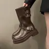 Novo Cinto de Couro Retrô Aumento de Altura Fivela Meia-Panturrilha Botas Martin Femininas 2026 Botas de Cavaleiro Femininas Motocicleta Solado Grosso Estilo Britânico Couro Macio