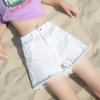 Shorts de Mezclilla Blancos Rasgados para Mujer, Otoño 2026, Delgados de Cintura Alta de Corte Holgado, Estilo Hot Girl Adelgazante, Pantalones Cortos de Pierna Ancha Línea A