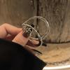 Aretes de Aro Color Plata 2024 Nuevo Estilo Caliente Sentido del Diseño Nicho Aretes de Tuerca de Aro Grande de Alta Gama Aretes Estilo Frío para Mujer