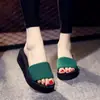 Nuevas chanclas de plataforma con cuña para mujer, chanclas de espuma, suela de arcoíris con personalidad, zapatos de playa para vacaciones en la costa