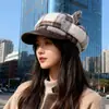 Bonito sombrero octogonal a cuadros con orejas de oso para mujer, otoño e invierno, dulce y casual, nuevo estilo 2026, boina adelgazante para hombre