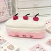 Estojo de Lápis de Bolo de Cereja de Pelúcia Fofo para Meninas Bolsa de Maquiagem Ins Nicho Bolsa de Material Escolar de Alto Valor para Estudantes
