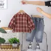 Conjunto de Ropa de Primavera para Niños 2026 Nuevo Elegante Infantil Casual Camisa a Cuadros de Manga Larga Conjunto de Tres Piezas Moderno
