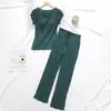 Conjunto simples de verão feminino: blusa de manga curta de modal com bojo no peito e calça reta. Pode ser usado como peça única ou como base.