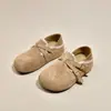 Sapatos Femininos Estilo Birkenstock Envolventes com Sola Grossa Retrô, Lançamento Primavera 2026, com Elevação Oculta de Altura, Adequados para Combinar com Saias, Flats Slip-On de Uso Duplo