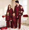 El Fabricante se Especializa en Suministrar Modelos Más Vendidos Transfronterizos de Conjuntos de Pijamas Familiares para el Hogar Estilo Navidad a Cuadros Simples y de Gama Alta