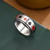 Anillo para Hombre con Patrón de Flores de Ciruelo Negras y Rojas Cuadrado Patrón de Póker Anillo Giratorio de Acero de Titanio Fabricante de Joyería Transfronteriza