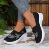 Sapatos de Malha Respiráveis de Verão para Idosos, Sapatos Slip-On com Bordado de Borboleta para Mães, Sapatos de Caminhada Antiderrapantes com Solado Macio para Pessoas de Meia-Idade e Idosos