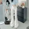 Calça jeans feminina branca, plus size, cintura alta, modelagem que emagrece, corte solto, levemente flare, adequada para baixinhas, não aperta nas pernas
