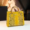Bolsa de Mão Retrô Europeia e Americana 2026 com Padrão de Cobra e Alça de Bambu, Bolsa Tote Grande Capacidade de Alta Qualidade para Mulheres, Venda Direta do Fabricante