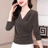 Camiseta Longa com Design Floral Tridimensional Tendência para Mulheres, Coleção Primavera, Tamanho Grande, Decote V Emagrecedor, Top com Franzido Cruzado e Patchwork para Marcar a Cintura