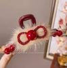 Presilha de Cabelo de Pelúcia Vermelha Ankora para Mulheres, Outono e Inverno, Presilha de Garra com Pérolas de Alto Padrão Estilo Chanel, Tamanho Grande para Cabelos Grossos