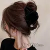 Presilha de Cabelo Triângulo Grande Hepburn, Presilha Tiburón de Concha de Cetim Francês para a Parte de Trás da Cabeça, Acessório de Cabelo de Luxo para Mulheres