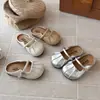 Nuevas sandalias de verano para niña sin cordones, sandalias cerradas estilo princesa para niños, sandalias de exterior de moda con suela blanda para niñas