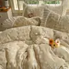 Conjunto de Cama de Quatro Peças em Renda Esculpida de Leite de Lã para Classe A de Inverno Capa de Edredom Quente Plush Dupla Face Espessada Lençol de Cama Conjunto de Cama