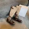 Botas Patchwork Femininas Inverno Couro Polido Fivela Europeia e Americana Bico Redondo Salto Bloco Nova Camurça Botas de Cavaleiro Retrô 2026