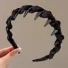Cor de café com leite tecido plissado presilha de cabelo dentada design de dentes antiderrapante acessório de cabelo feminino suave para combinar em ambientes externos