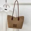 Otoño e Invierno Nuevo 2025 Versátil Retro Bolso de Hombro Cruzado a la Moda para Viajar Colgante Oso de Peluche Bolso Tote de Gran Capacidad