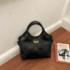 Bolsa de ombro casual simples de mão, nova versão coreana do outono de 2026, única e estilosa, alto valor estético, bolsa de ombro da moda de cor sólida