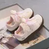 Zapatillas de suela blanda para niños, nueva colección primavera/verano 2026, zapatillas de entrenamiento alemanas de moda y versátiles para niñas, con adorables diseños de gatos y peces, y el moderno estilo "Forrest Gump"