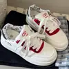 Tênis femininos de sola grossa 2026 novo primavera versátil sapatos brancos estilo coreano combinados com calças de perna larga mocassins casuais leves