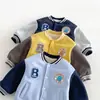 Chaqueta de béisbol para niños con forro polar y logo, abrigo grueso estilo universitario de invierno 2026 para bebé, ropa de invierno para niños zdw6538