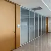 Edificio de Oficinas Clase A Pared Divisoria de Cristal Ignífuga Totalmente de Acero Sala de Conferencias de Oficina Divisoria de Cristal Templado