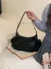 2026 Nova Bolsa Coreana Estilo Ins Nicho Preta Retrô para o Dia a Dia de Ombro Único Transversal Punk Biker