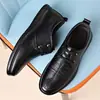 Tênis estilo "dad shoes" 2026 em couro genuíno, sapatos casuais de couro para negócios, sapatos leves de sola macia para homens de meia-idade e idosos, sapatos masculinos antiderrapantes e quentes