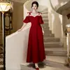 Um Vestido Estilo Suspensório Que Pode Ser Usado Como Vestido de Noiva para a Noiva, um Vestido Vermelho Justo de Noivado para Mulheres e um Vestido com um Temperamento Nobre e Elegante