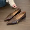Zapatos de tacón medio para mujer con punta fina y escote bajo, Nuevo estilo retro francés 2025, Zapatos Mary Jane de cuero con tacón grueso marrón