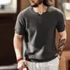 Nova Malha Masculina Retrô Americana com Gola Henry de Manga Curta Masculina Marca Tendência Outono 2026 Roupa de Trabalho Casual Camiseta de Manga Meia