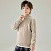 Novo suéter de tricô com gola alta média e espessura para o inverno para crianças, meninos e meninas, com padrão jacquard torcido, 100% lã, quente e aconchegante