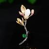 Broche senso de design nicho duas cores micro cravejado zircônia imitação jade Hetian Magnólia 2024 Novo estilo chinês pin de lapela