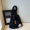 Bolsa Acolchoada Feminina Grande Capacidade 2025 Inverno Novo Estilo Fofa Casual Relaxada Bolsa para Roupa de Trabalho Bolsa de Lã Tricotada Tendência