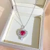 Collar de Acero de Titanio con Colgante de Corazón de Circonita Roja Estilo Europeo para Mujer Joyería de Cadena para Clavícula con Diseño Completo de Diamantes Lujo Ligero Venta al por Mayor