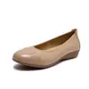 Fábrica de Dongguan Personalizado Novo Sapato Feminino Feito à Mão Tamanhos 41-43 Couro Bovino Macio Camada Superior Solado Macio Tamanho Grande Sapatos para Mãe Transfronteiriço