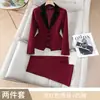 Conjunto de dos piezas para mujer: blazer de manga larga de color burdeos con bloques de color y estampado de pata de gallo, y pantalones acampanados.
