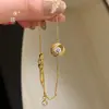El Mismo Estilo que el Pulsera Planeta Flotante con Incrustaciones de Diamantes Cepillados Color Oro Arena de la Tienda de Oro Puzuo, un Regalo de San Valentín para tu Novia